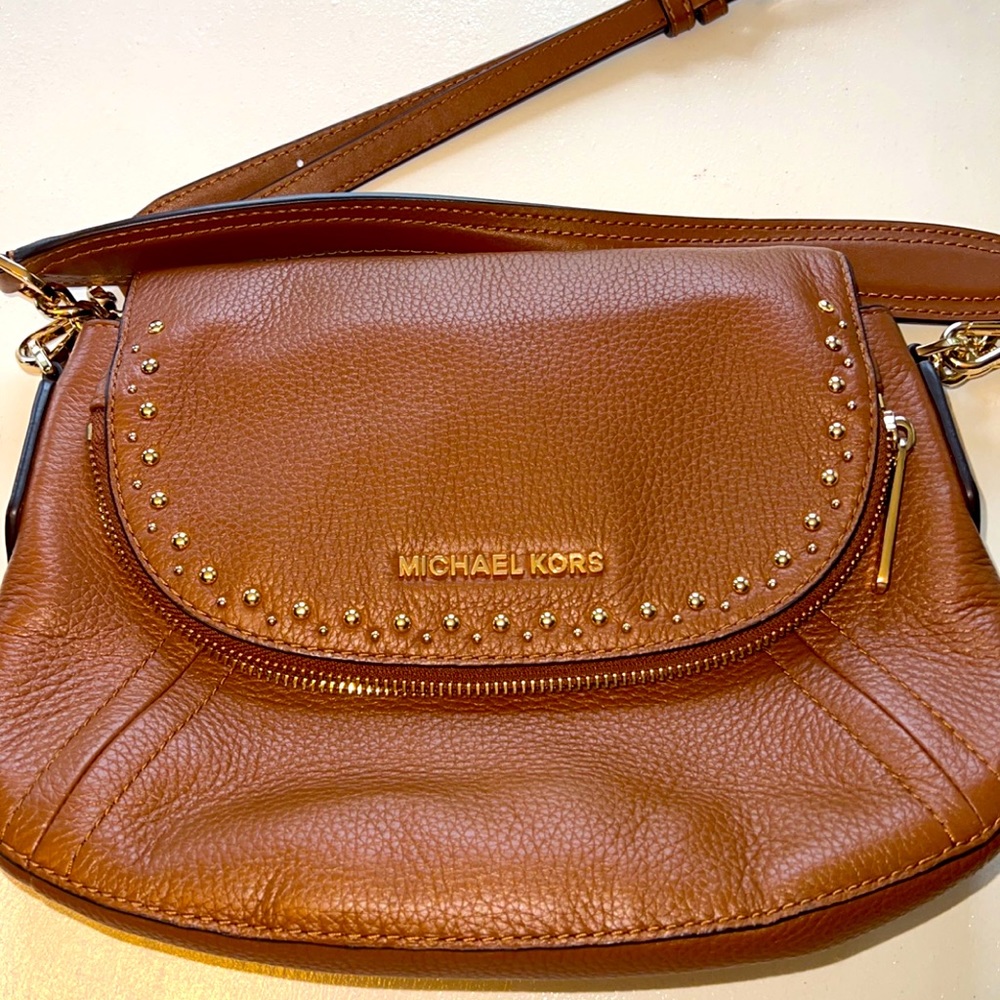 Really cute Michael Kors crossbody. Great for travel. Barely carried.